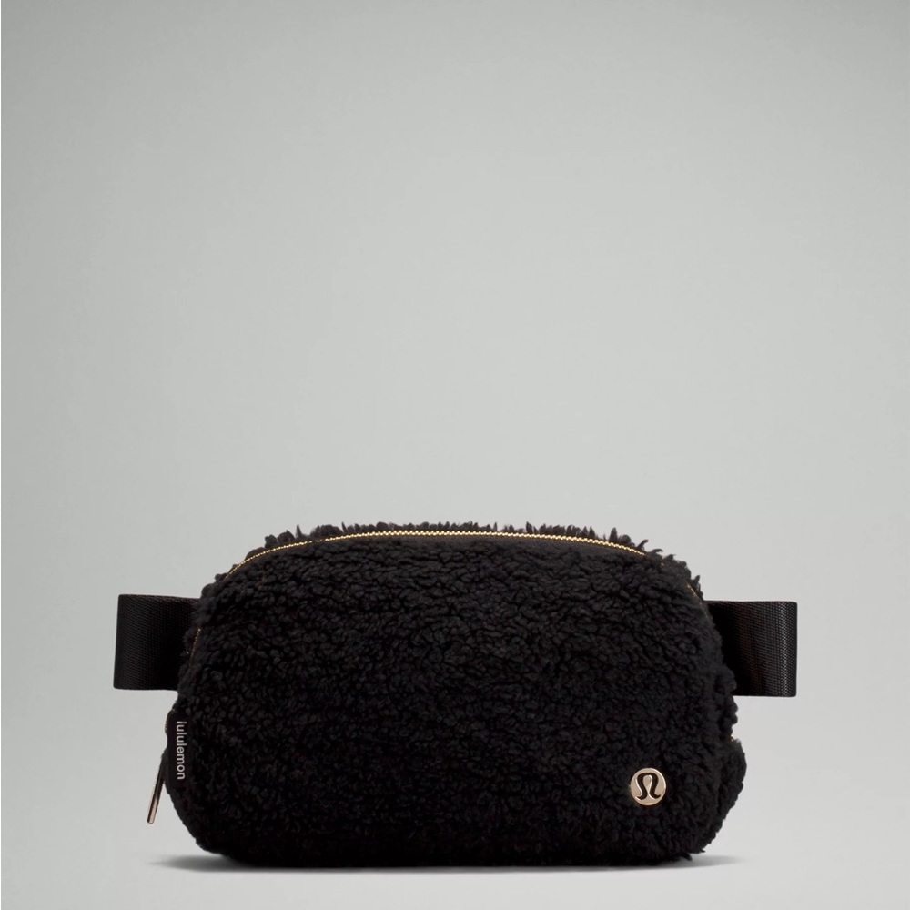 Lululemon Everywhere Belt Bag Fleece Black Gold